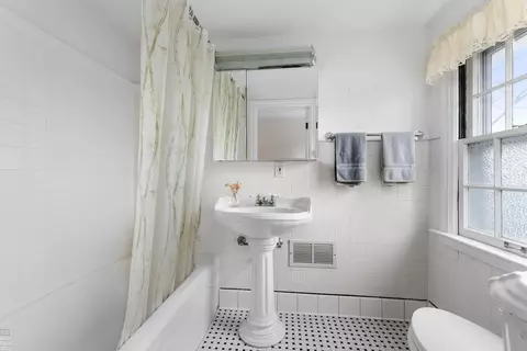 Bath - 1009 Yorkshire, Grosse Pointe Park, MI 48230 photo 4 of 4