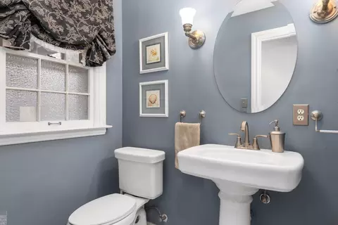 Bath - 1009 Yorkshire, Grosse Pointe Park, MI 48230 photo 1 of 4