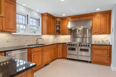 Kitchen - 1009 Yorkshire, Grosse Pointe Park, MI 48230 photo 1 of 2