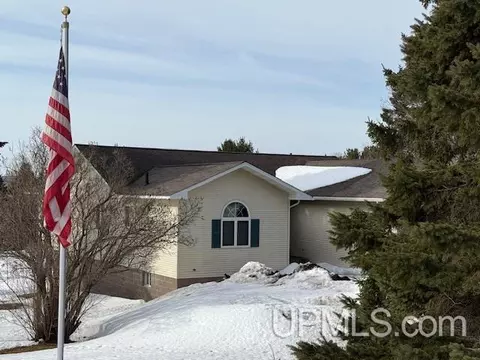17761 Bay Shr, Houghton, MI 49931