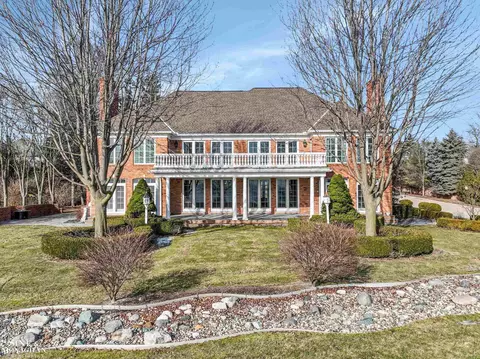 217 Lake Shr, Grosse Pointe Farms, MI 48236