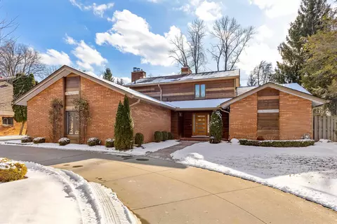 75 Woodland Shrs, Grosse Pointe Shores, MI 48236
