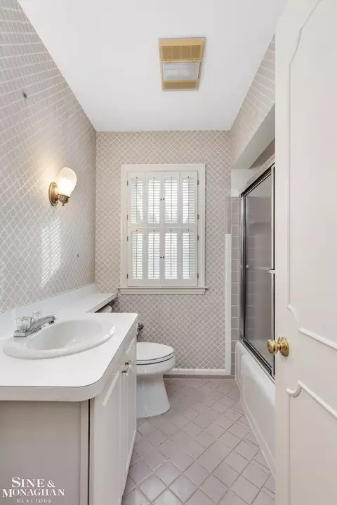 Bath - 262 Stephens, Grosse Pointe Farms, MI 48236 photo 2 of 5