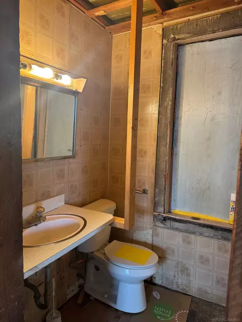 Bath - 1720 Washington, Algonac, MI 48001 photo 1 of 2
