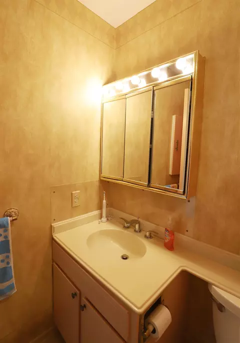 Bath - 3047 Vineyard, Flushing, MI 48433 photo 1 of 2