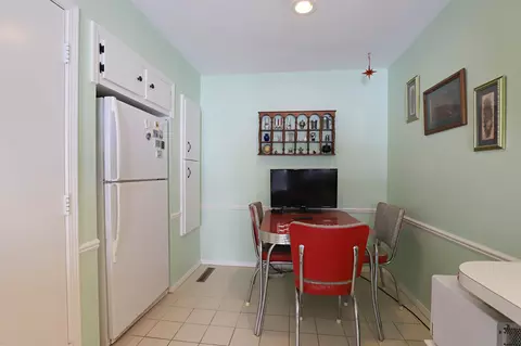 Dining - 3047 Vineyard, Flushing, MI 48433 photo 2 of 2