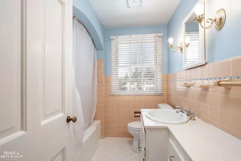 Bath - 911 Whittier, Grosse Pointe, MI 48230 photo 4 of 7
