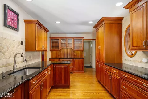 Kitchen - 911 Whittier, Grosse Pointe, MI 48230 photo 3 of 3