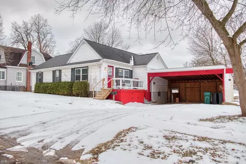 822 S Saginaw, Owosso, MI 48867