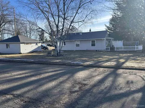 541 S S Park, Kingsford, MI 49802