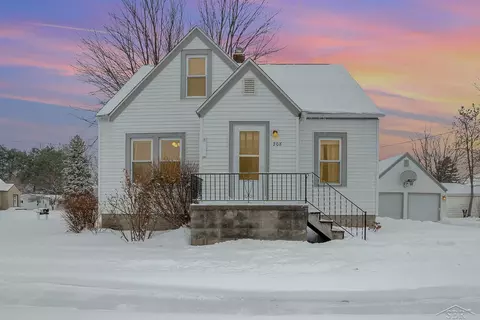 208 Roberts, Auburn, MI 48611
