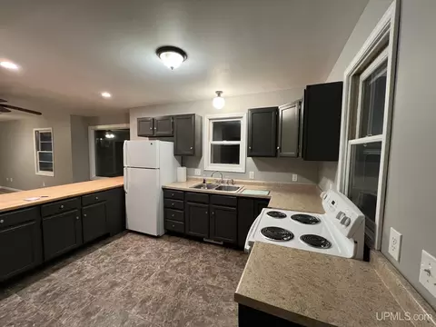 800 E D, Iron Mountain, MI 49801 photo 2