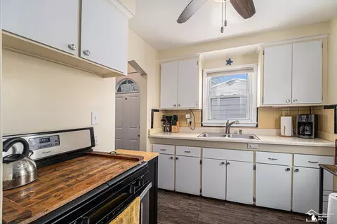 Kitchen - 17803 Valade, Riverview, MI 48193 photo 2 of 2