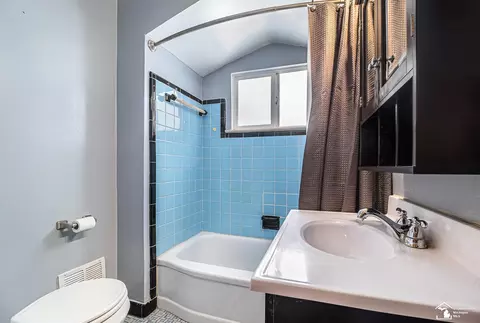 Bath - 17803 Valade, Riverview, MI 48193 photo 1 of 2