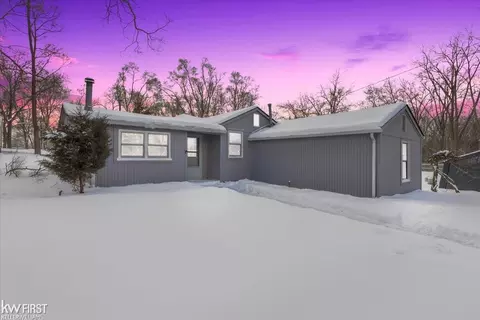 6827 Cooley Lk, West Bloomfield, MI 48324