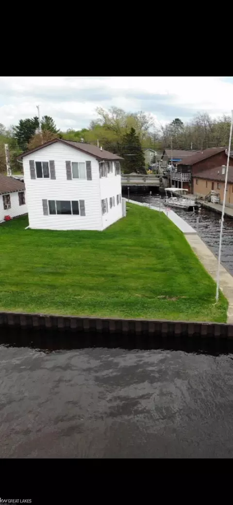 318 W Houghton Lake Dr, Denton, MI 48651