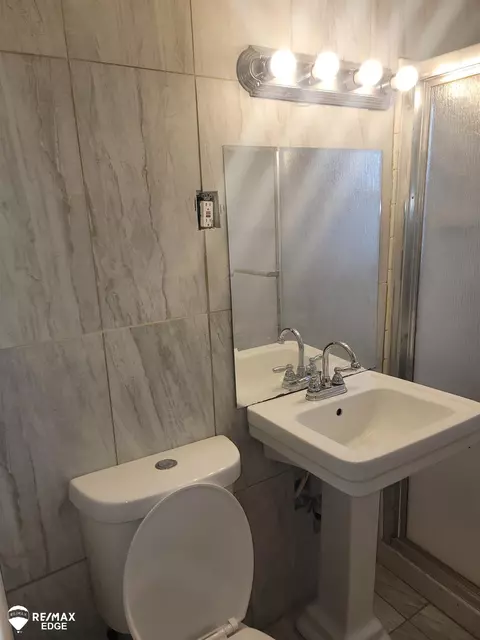 Bath - 936 Johnson, Flint, MI 48532 photo 2 of 2