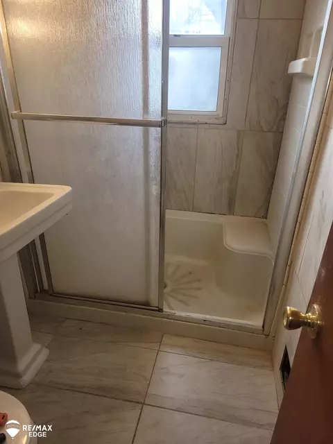 Bath - 936 Johnson, Flint, MI 48532 photo 1 of 2