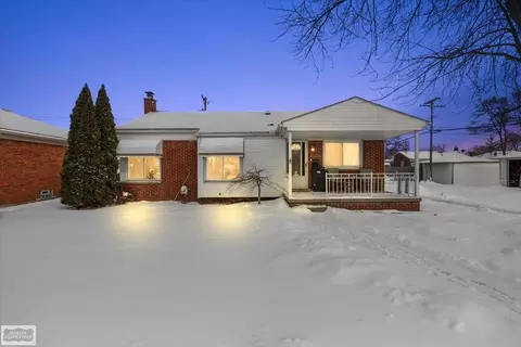 28704 Groveland, Roseville, MI 48066