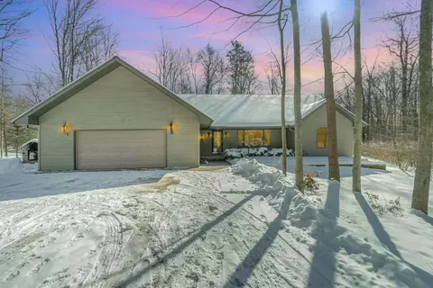 60 Killarney Bch, Bay City, MI 48706