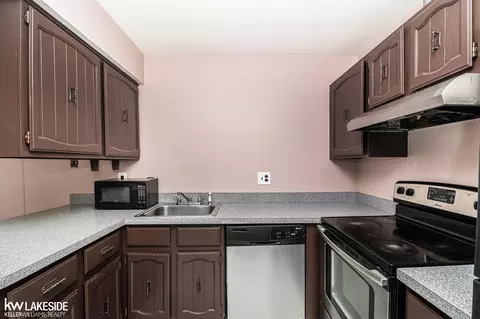 Kitchen - 2763 Roundtree, Troy, MI 48083 photo 2 of 2