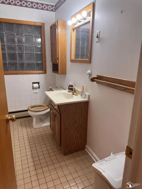 Bath - 22980 Goddard, Taylor, MI 48180 photo 4 of 7