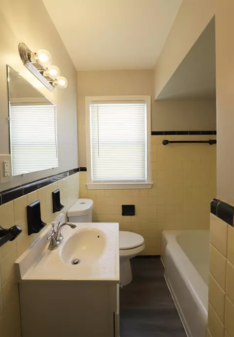 Bath - 332 Westcombe, Flint, MI 48501 photo 1 of 4