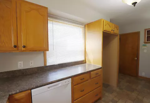 Kitchen - 332 Westcombe, Flint, MI 48501 photo 3 of 6
