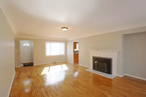 Living - 332 Westcombe, Flint, MI 48501 photo 2 of 4