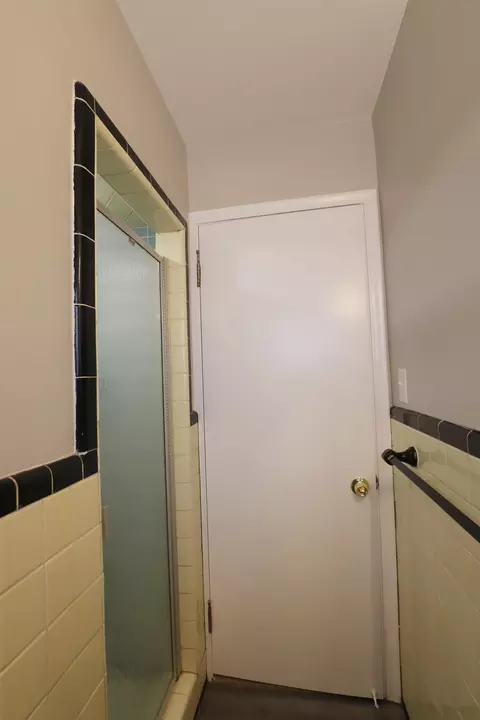 Bath - 332 Westcombe, Flint, MI 48501 photo 2 of 4