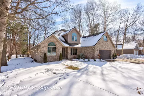 1915 Lake Circle Dr E, Saginaw, MI 48609