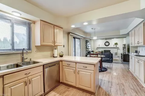 Kitchen - 18160 Parkridge, Riverview, MI 48193 photo 6 of 8