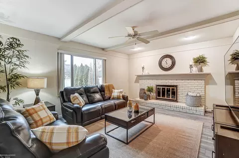 Living - 18160 Parkridge, Riverview, MI 48193 photo 4 of 7