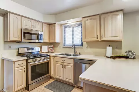 Kitchen - 18160 Parkridge, Riverview, MI 48193 photo 2 of 8