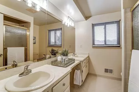 Bath - 18160 Parkridge, Riverview, MI 48193 photo 5 of 7