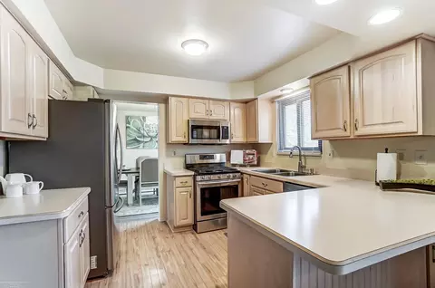 Kitchen - 18160 Parkridge, Riverview, MI 48193 photo 1 of 8
