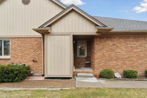 16615 Country Rdg, Macomb, MI 48044