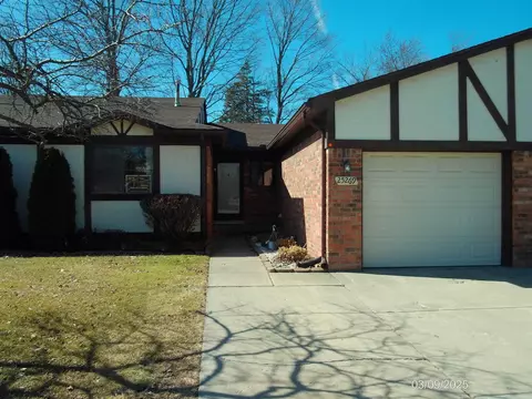 25269 Joanne Smith, Warren, MI 48091