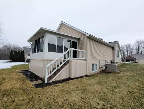Exterior - 7189 Burning Bush, Flushing, MI 48433 photo 6 of 8