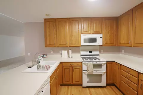 Kitchen - 7189 Burning Bush, Flushing, MI 48433 photo 4 of 5