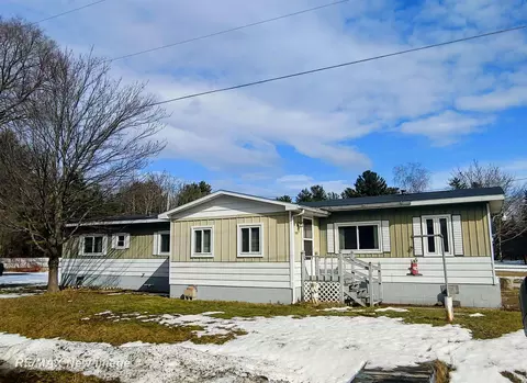 989 E Pkwy, Tawas City, MI 48763