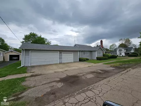 201 Clinton, Ovid, MI 48866 photo 3