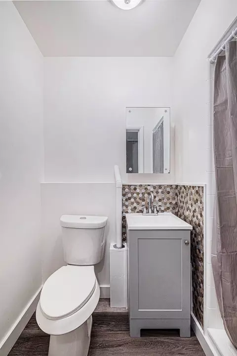 Bath - 348 E Atherton, Flint, MI 48507 photo 1 of 2