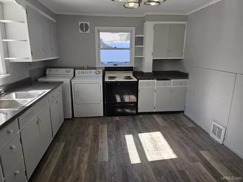 167 W Superior, Ishpeming, MI 49849 photo 10
