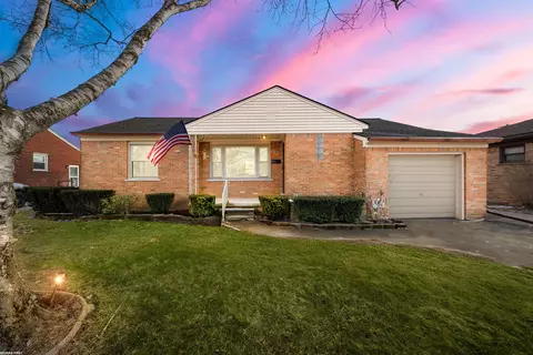 16734 College, Fraser, MI 48026