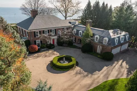 105 Lake Shr, Grosse Pointe Farms, MI 48236