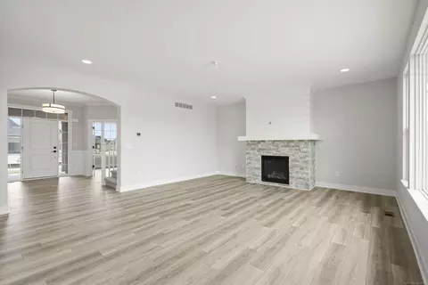 Living - 16853 Glenhurst #191, Macomb, MI 48044 photo 3 of 5