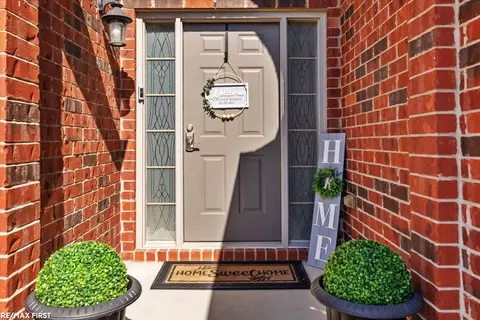 Entry Way - 16433 Moore Park, Macomb, MI 48044 photo 1 of 5