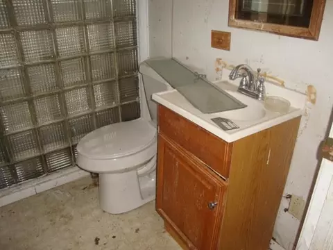 Bath - 2516 Wisner, Flint, MI 48504 photo 1 of 1