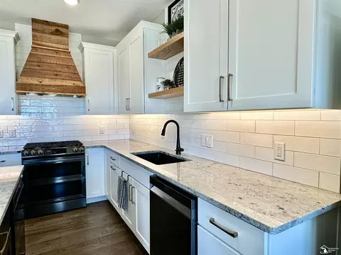 Kitchen - 10430 Jackman, Temperance, MI 48182 photo 6 of 8